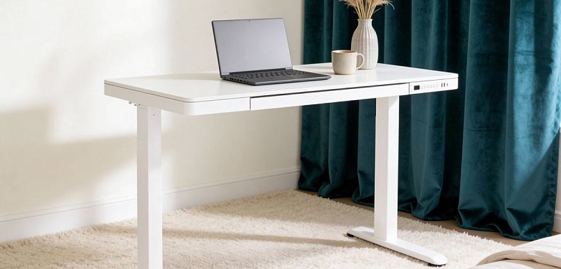 Praca siedząca niszczy zdrowie – czy biurko regulowane to rozwiązanie?