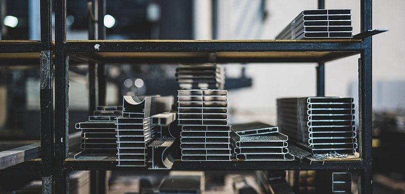 Nowoczesne wyroby ze stali nierdzewnej w przemyśle – funkcjonalność, higiena i trw