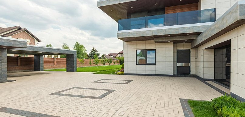 Jak odmienić wnętrze i fasadę budynku? Magia nowoczesnych osłon okiennych