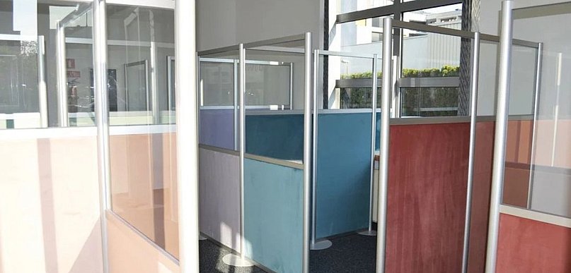 Przestrzeń biurowa a efektywność pracy – podział wnętrza sprzyja skupieniu?