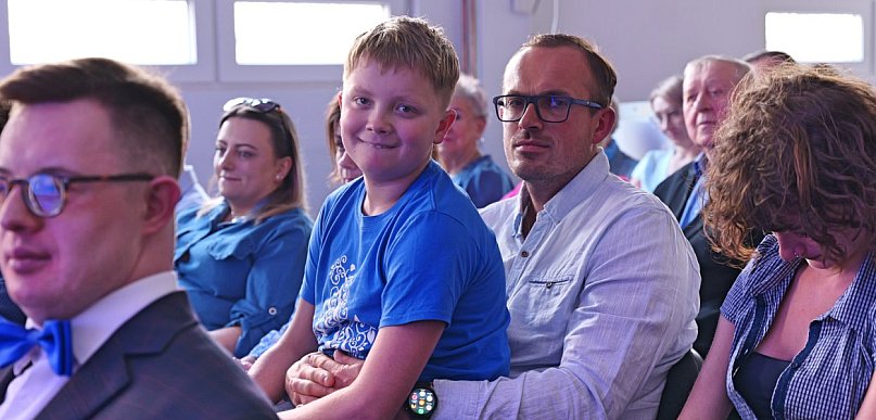 Niebieska kafka ze Stowarzyszeniem Się Uda. Solidarność z osobami z autyzmem