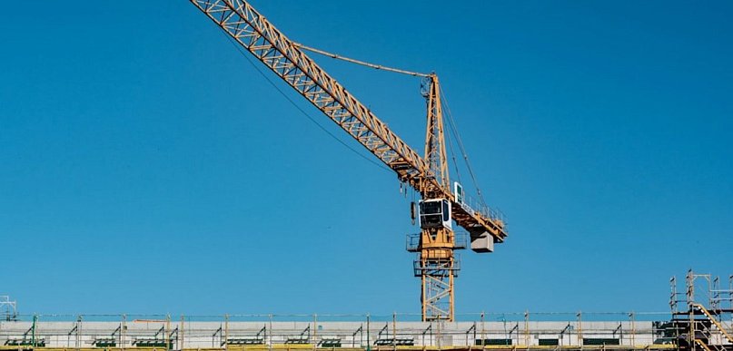 Ile naprawdę kosztuje wynajęcie żurawia? Eksperci z WynajmijDzwig.pl zdradzają, co