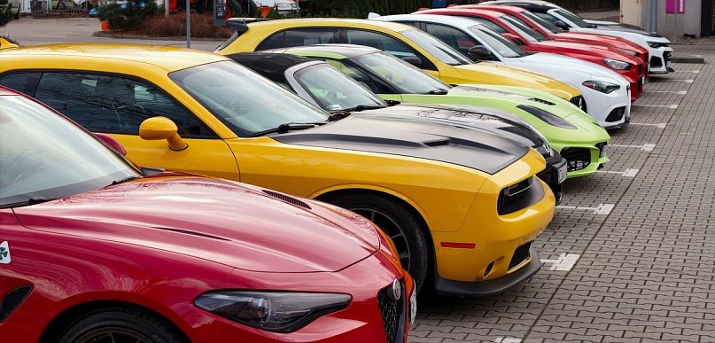 Wynajem długoterminowy samochodu sportowego – dla kogo się opłaca i ile naprawdę..