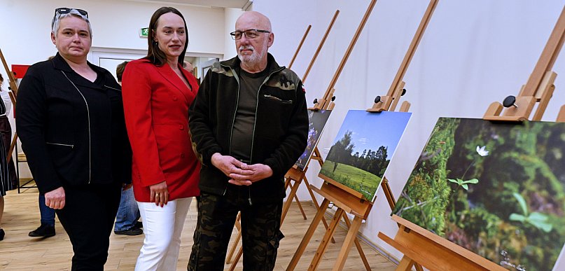Pan Janusz z nieodłącznym aparatem w ręku. Z tego zna go cała gmina Śliwice