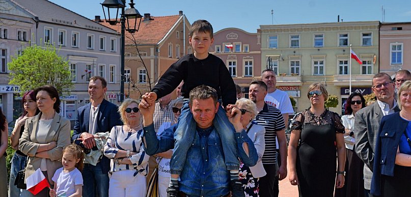 Uroczystość na 3 maja w Tucholi. Burmistrz o lokalnym patriotyzmie, wzajemnym...