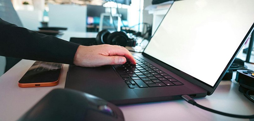 AI w firmie usługowej – jak sztuczna inteligencja oszczędza setki godzin