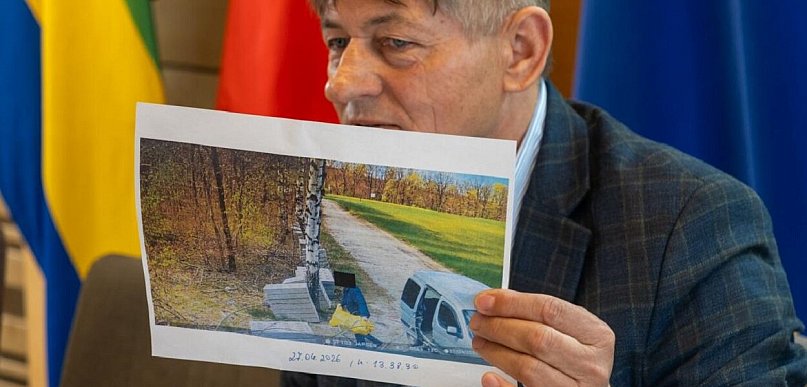 Tucholanin podrzucił śmieci na poboczu gminnej drogi