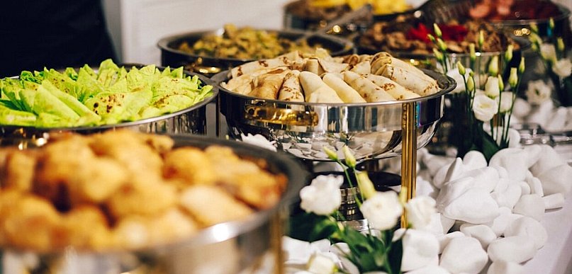 Gorący sukces w cateringu. Jak utrzymać temperaturę dań i napojów?