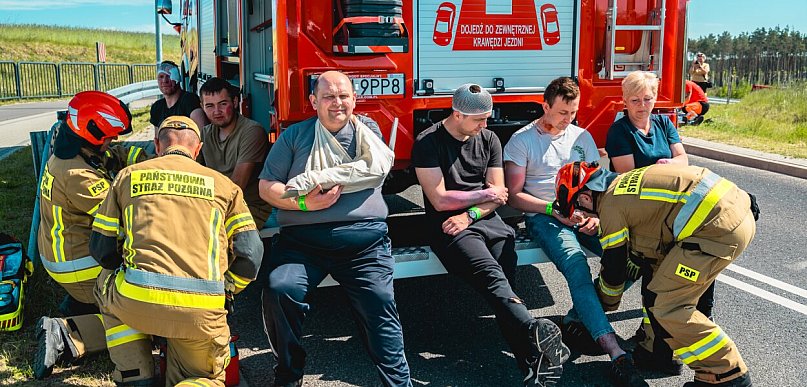 Gorąco na Cegielnianej w Tucholi. Wypadek masowy, dziesiątki strażaków. ZDJĘCIA