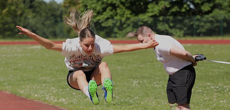 Tuchola. Kilkuset sportowców na stadionie - powiatowe igrzyska w pełnym słońcu
