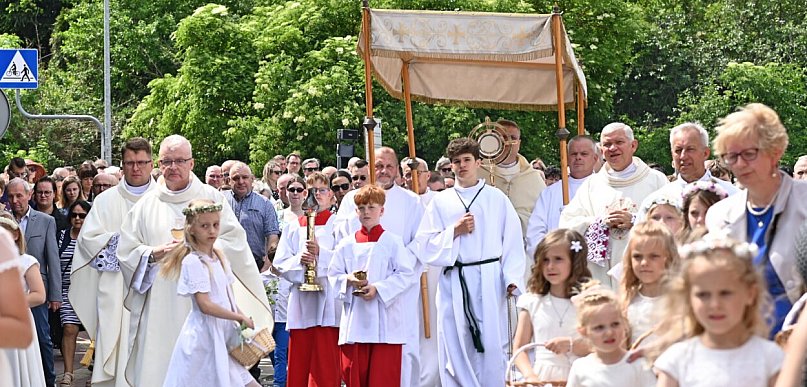 Boże Ciało w Tucholi, wierni w procesji ulicami miasta / ZDJĘCIA