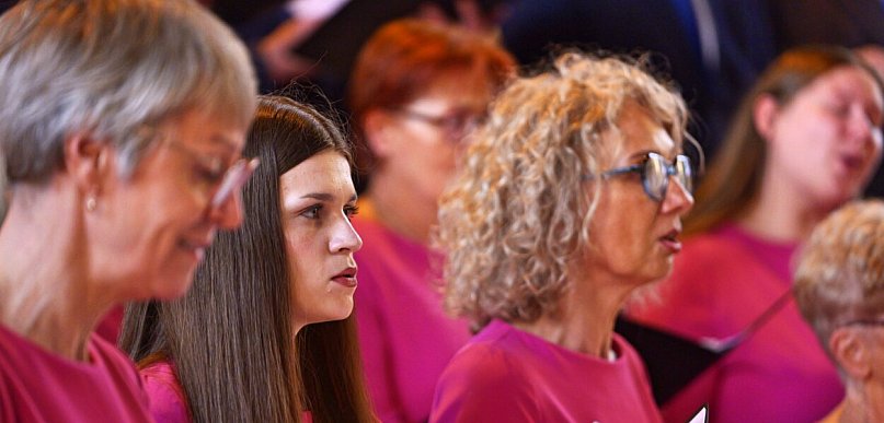Mundur Cantat w Tucholi. Chór, który wymyka się z definicji występu chóru  ZDJĘCIA