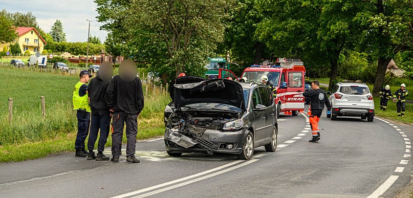 Dziś na DW240 w Bysławiu. Zderzenie trzech samochodów ZDJĘCIA, FILM
