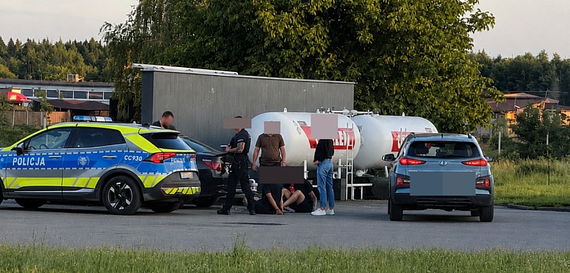 Napadli na 17-latka w parku za urzędem w Tucholi. Jeden wyciągnął nóż