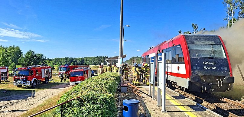 Pożar pociągu Bydgoszcz - Czersk. Wagon spłonął, ewakuacja (gm. Śliwice) / FILM