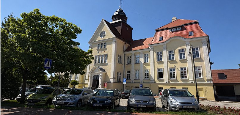 "Al**u ak**r!". Wiadomości od podłożeniu bomby na skrzynkach ratusza, policji...