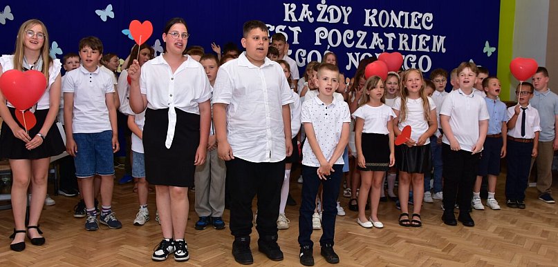 Kiełpin: Wybrzmiał ostatni w historii dzwonek Szkoły Podstawowej... / FOTO + FILMY