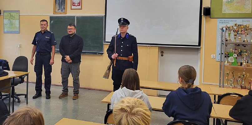 Tuchola: Uczniowie klasy mundurowej poznali historię Policji - 23709
