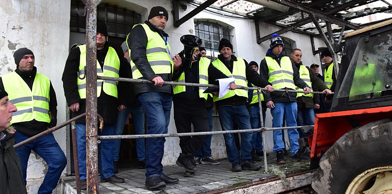 Gostycyn: Rolnicy protestowali przez kilka godzin obok byłej mleczarni przy DW 237 - 25203