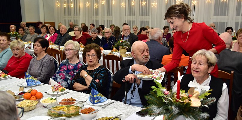 W radosnym oczekiwaniu na święta. Wigilijne spotkanie seniorów w Kęsowie - 25206
