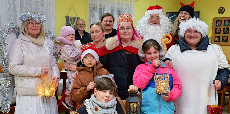 Kolędnicy radośnie przeszli przez Mały Mędromierz! Pierwsza taka inicjatywa / FOT - 25329