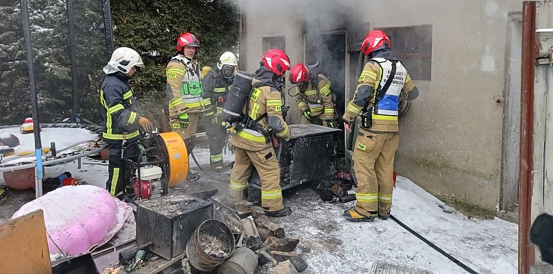 Pożar kotłowni w Bysławiu. Sześć jednostek straży ruszyło do akcji  / ZDJĘCIA