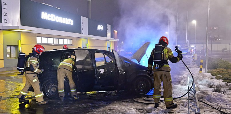 Tuchola. Pożar samochodu na parkingu McDonald's / FILM, ZDJĘCIA