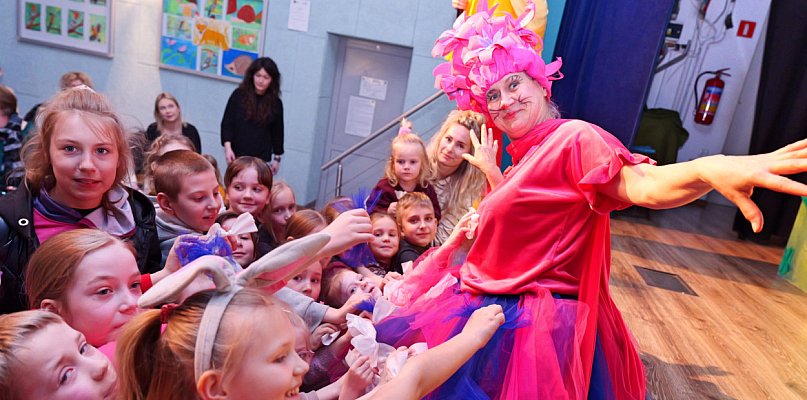 Dzieci z Cekcyna odnalazły zająca! Przedświąteczna impreza w domu kultury / FOTO