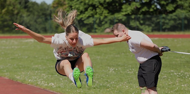Tuchola. Kilkuset sportowców na stadionie - powiatowe igrzyska w pełnym słońcu