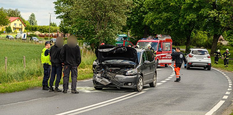 Dziś na DW240 w Bysławiu. Zderzenie trzech samochodów ZDJĘCIA, FILM