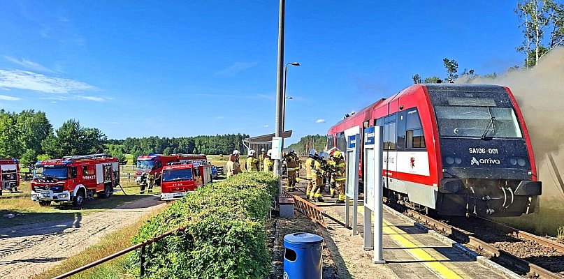 Pożar pociągu Bydgoszcz - Czersk. Wagon spłonął, ewakuacja (gm. Śliwice) / FILM