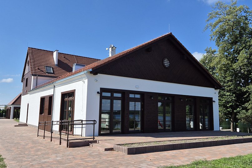 Gmina Lubiewo: Bistro w Bysławiu jest już gotowe. Kiedy wypijemy kawę, ciesząc się widokiem jeziora?