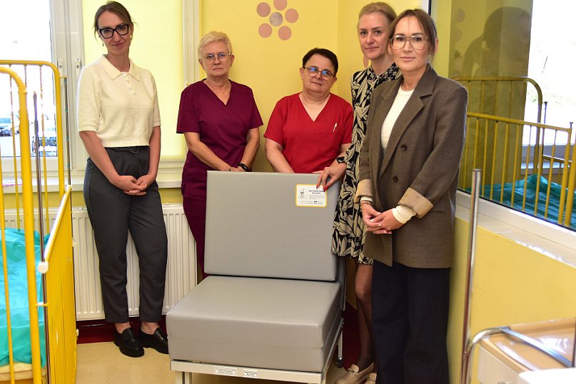 Przekazanie łóżek na oddział pediatryczny