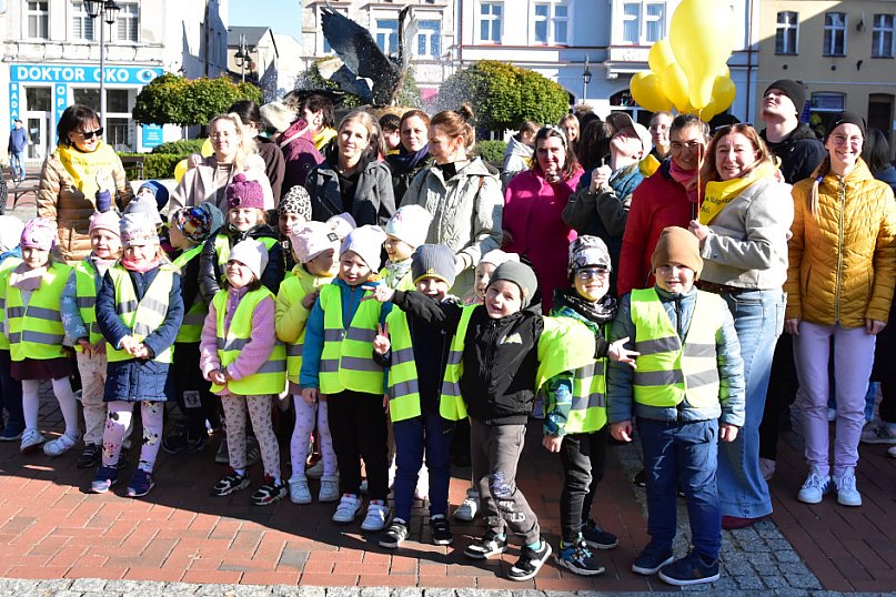 Tuchola: Pola Nadziei. Na placu Wolności zasadzono dziesiątki żonkili