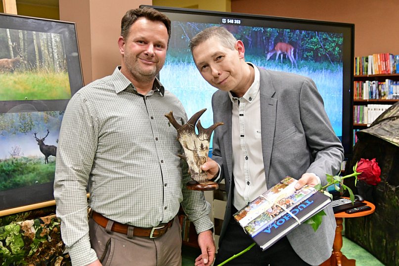 Osa w bibliotece. Wystawa Marcina Ossowskiego