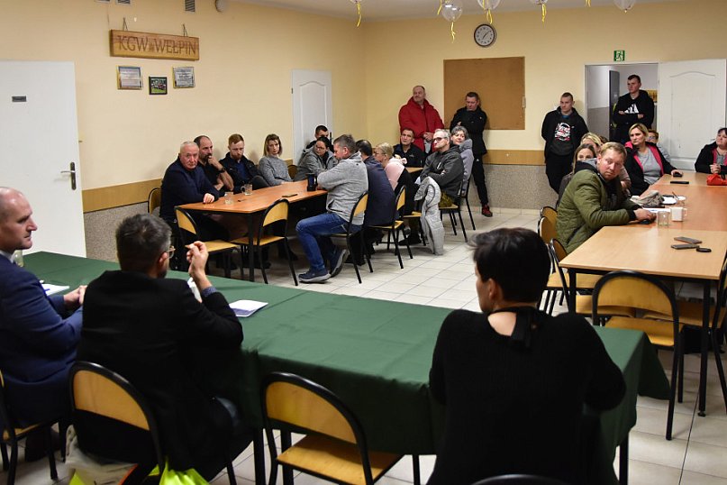 Co z blachami na drodze w Wełpinie? Powiat przyjechał zapowiedzieć zmiany!