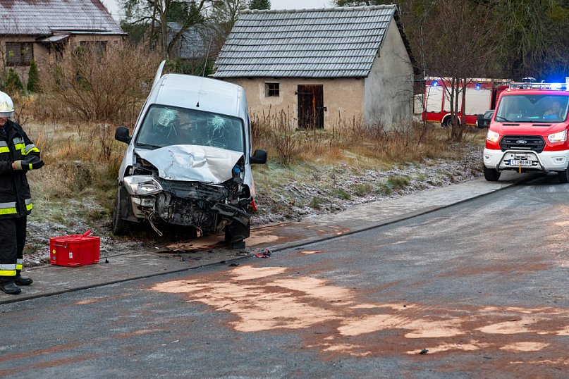 Zderzenie osobówki i pojazdu ciężarowego w Łąskim Piecu