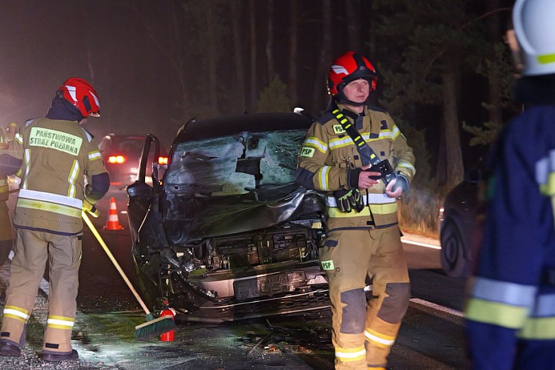 Samochód osobowy i harweters. Wypadek na trasie Tuchola-Tleń w Zalesiu