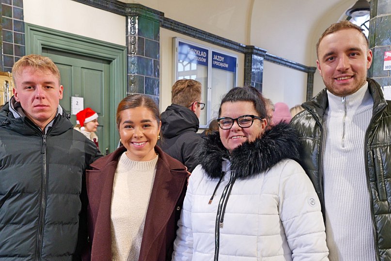 Kiermasz Świąteczny na dworcu w Tucholi