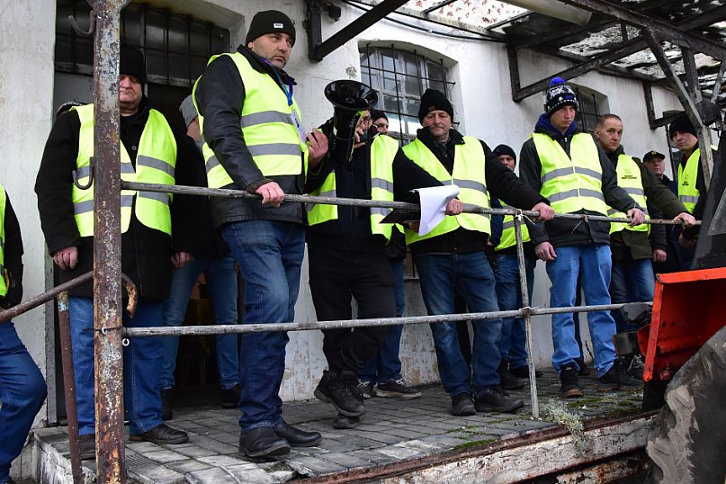 Gostycyn: Rolnicy protestowali przez kilka godzin w centrum wsi przy DW nr 237 z powiatów tucholskiego i sępoleńskiego