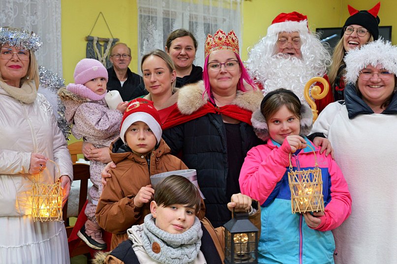 Mały Mędromierz i kolędnicy! Głośna, kolorowa grupa na ulicach