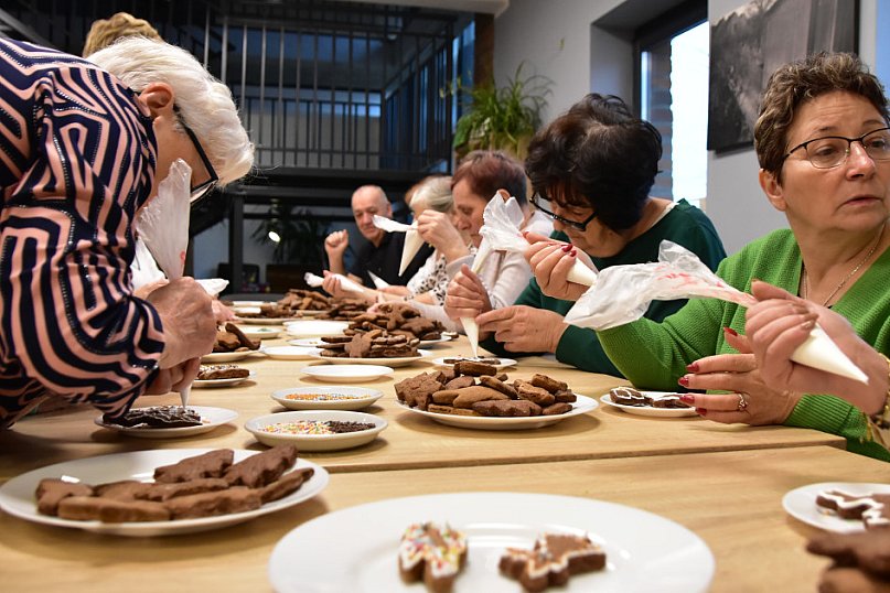 Nie tylko dla dzieci. Seniorzy też uwielbiają zdobić pierniki. Odwiedziliśmy Klub Seniora Cekcyn