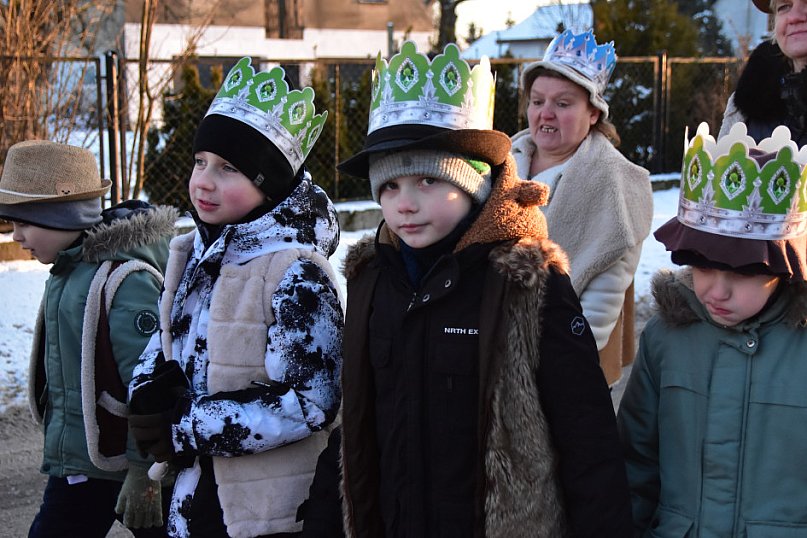 Tradycyjny Orszak Trzech Króli przeszedł ulicami Bysławka. Po nim mieszkańcy zagrali w Jasełkach / ZDJĘCIA