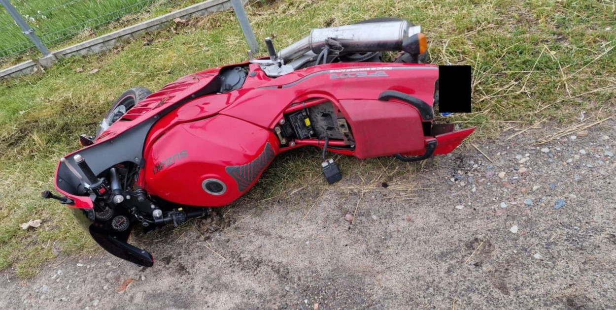 Finał pościgu w Czersku. Policja relacjonuje, że motocyklem jechał 19-latek z gminy Kęsowo.