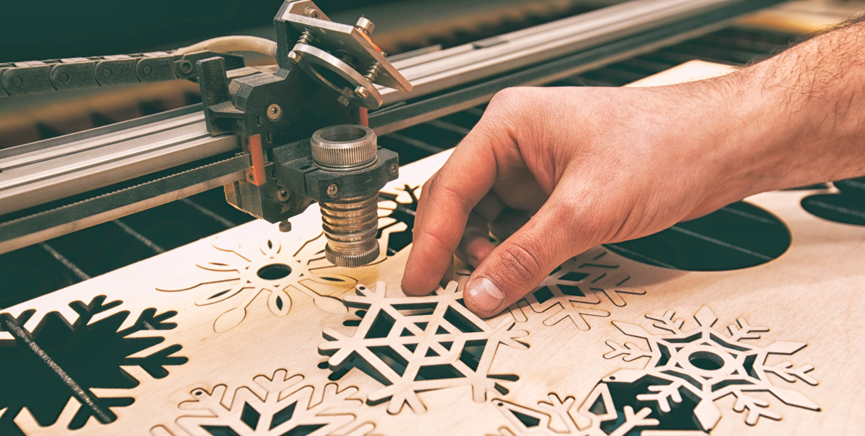 Jedną z największych zalet cięcia laserowego jest jego wyjątkowa dokładność. Źródło zdjęcia: Adobe Stock