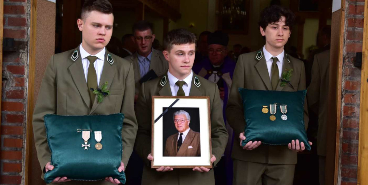 W pogrzebie Edmunda Muszyńskiego wzięli udział uczniowie Technikum Leśnego w Tucholi, szkoły, której był dyrektorem. Fot. Agata Wiśniewska