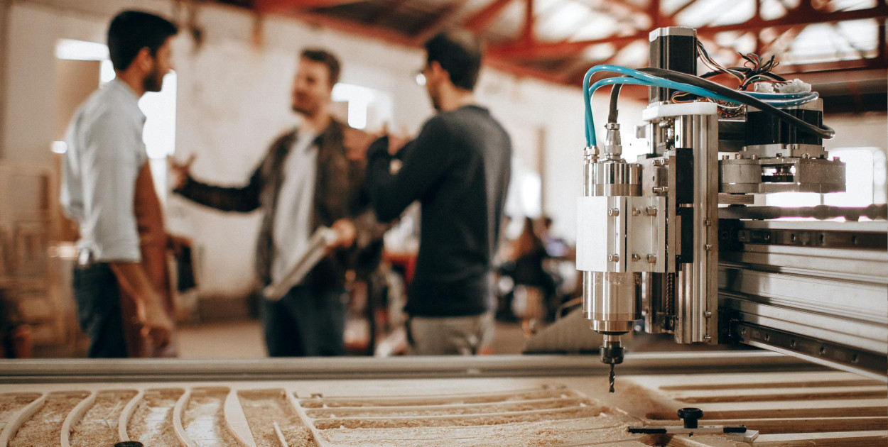 Jakość powietrza w zakładach produkcyjnych bezpośrednio przekłada się na trzy kluczowe aspekty biznesu: efektywność pracowników, żywotność maszyn oraz stan techniczny budynku. Źródło zdjęcia: Pexels