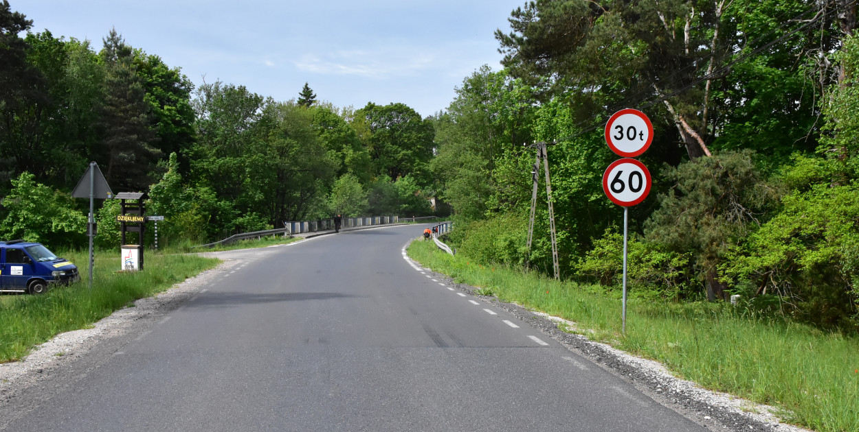 Przez most w Plaskoszu mogą przejeżdżać pojazdy, które nie przekraczają masy 30 ton, z prędkością do 60 kilometrów na godzinę. Fot. Anna Lipska