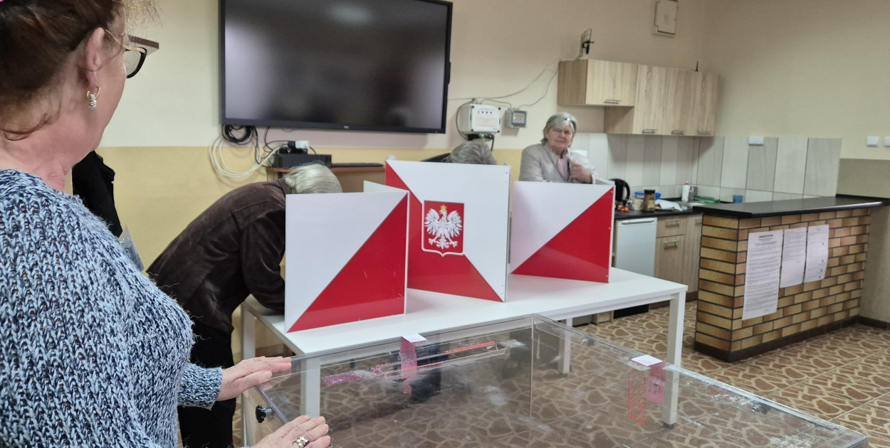Komisja wyborcza w Wielkim Mędromierzu (zdjęcia z głosowania w pierwszej turze), fot. Anna Lipska