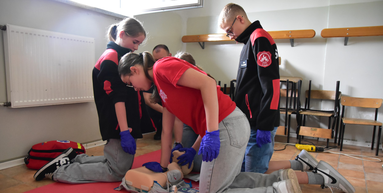 VI Powiatowy Turniej Pierwszej Pomocy Przedmedycznej odbył się w piątek (6 czerwca) w Szkole Podstawowej w Bysławiu. Fot. Anna Lipska